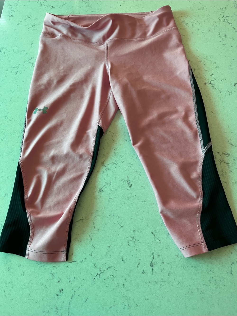 Under Armour Pink Capris Leggings with Black Side Panels size Large